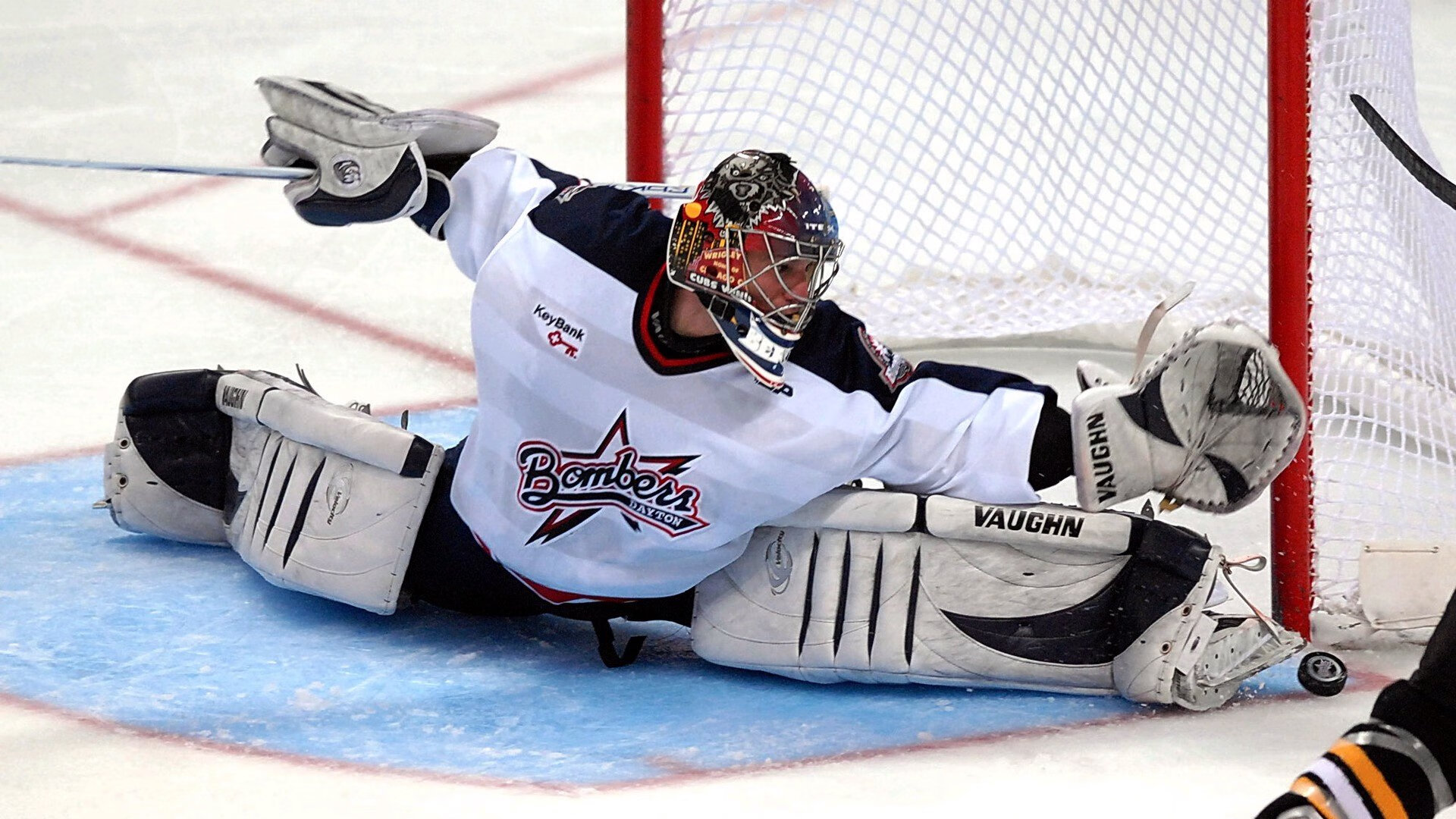 开云竞猜官网-特色空中飞碟飞行体验赛，蓝天中的极速追逐，空中飞碟视频